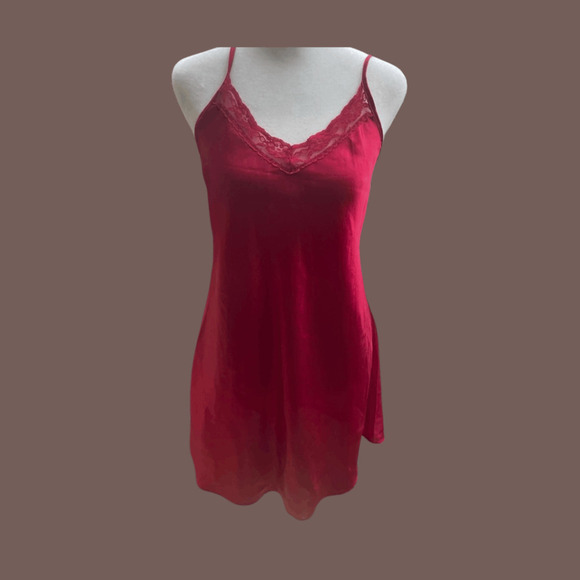 Gilligan & O'Malley Dresses & Skirts - Vintage Gilligan & O’Malley Lace Slip Dress – Red Romantic Layer